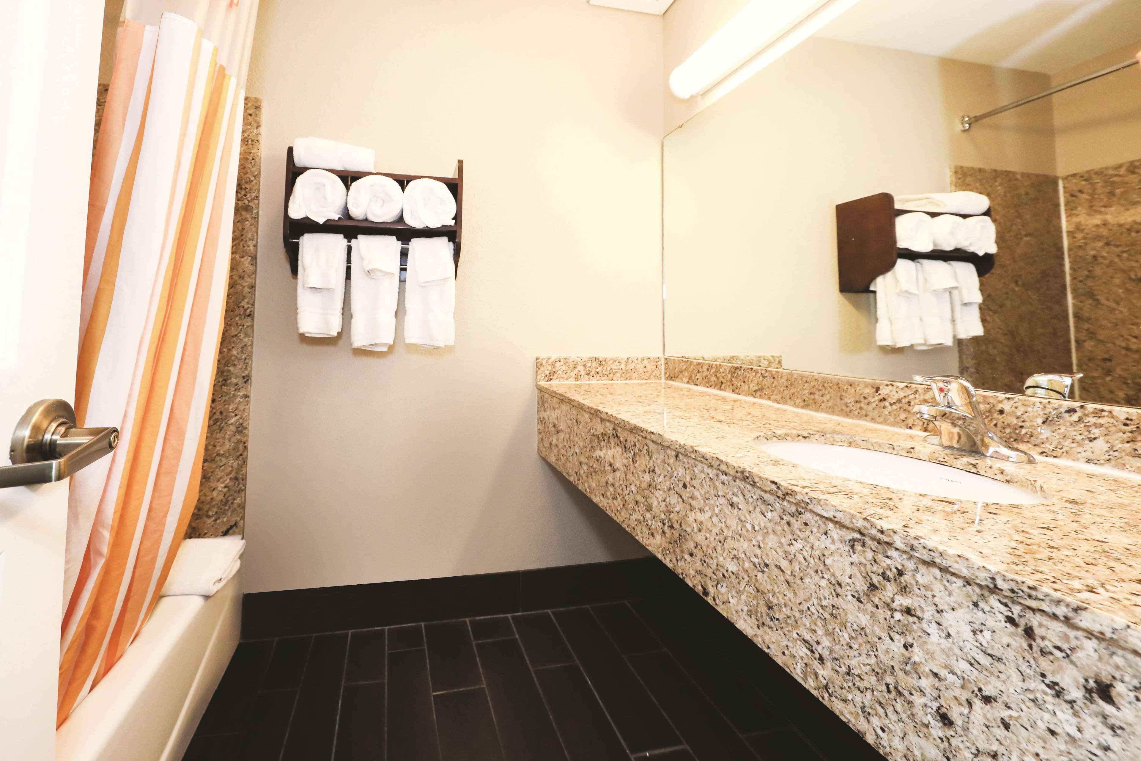 La Quinta Inn By Wyndham Sandusky Near Cedar Point Esterno foto
