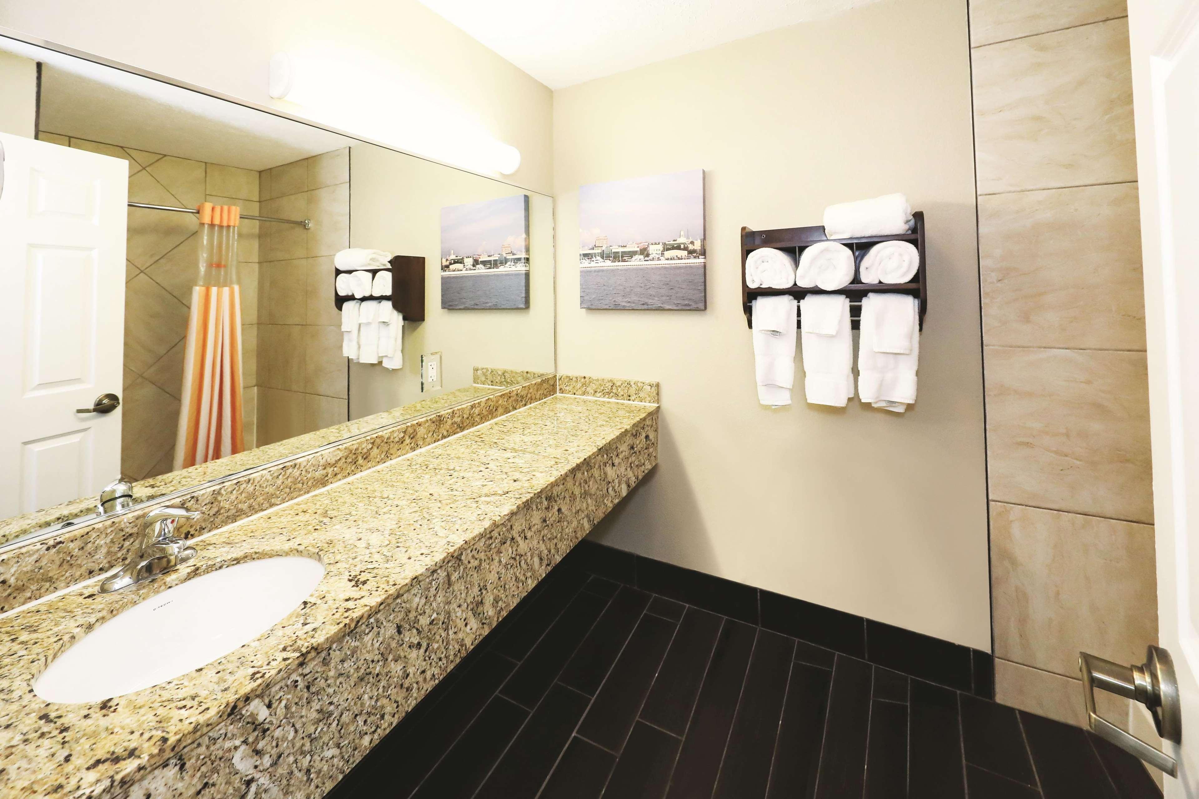 La Quinta Inn By Wyndham Sandusky Near Cedar Point Esterno foto