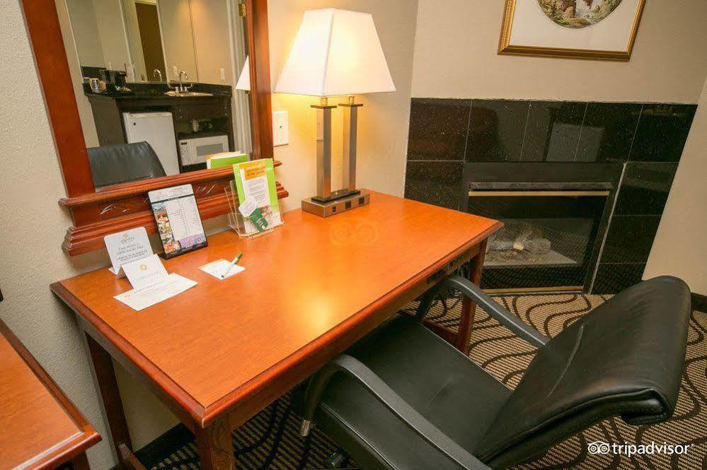 La Quinta Inn By Wyndham Sandusky Near Cedar Point Esterno foto